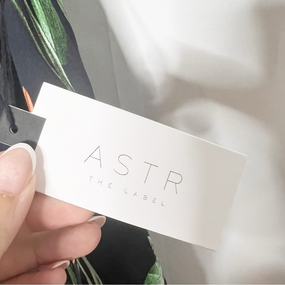 NEW with tags ASTR The Label Luciana Floral Halter Wrap Dress Size Medium - Picture 6 of 8